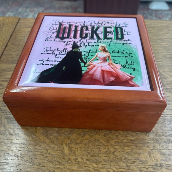 Wicked Movie Lacquered “Velvet” Lined Box Ceramic Tile Top. Keepsakes Jewelry - Picture 3 of 9